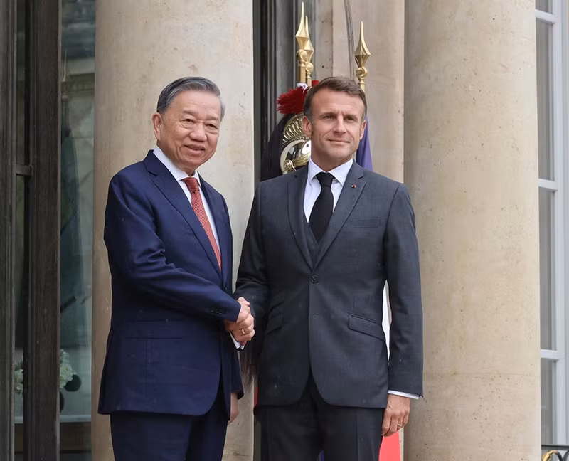 Le président français Emmanuel Macron et le secrétaire général et président du Vietnam, To Lam (à gauche), à Paris (en France) en octobre 2024. Photo : VNA. Le président français Emmanuel Macron et le secrétaire général et président du Vietnam, To Lam (à gauche), à Paris (en France) en octobre 2024. Photo : VNA.