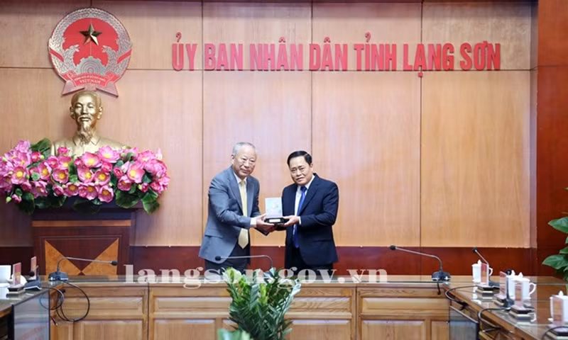Ho Tien Thieu, secrétaire adjoint du Comité provincial du Parti et président du Comité populaire de la province de Lang Son (droite) reçoit Yan Jiehe, fondateur du groupe de construction Pacific et du groupe Susun, président de l’Institut de recherche Zhuangyan. Photo : langson.gov.vn.