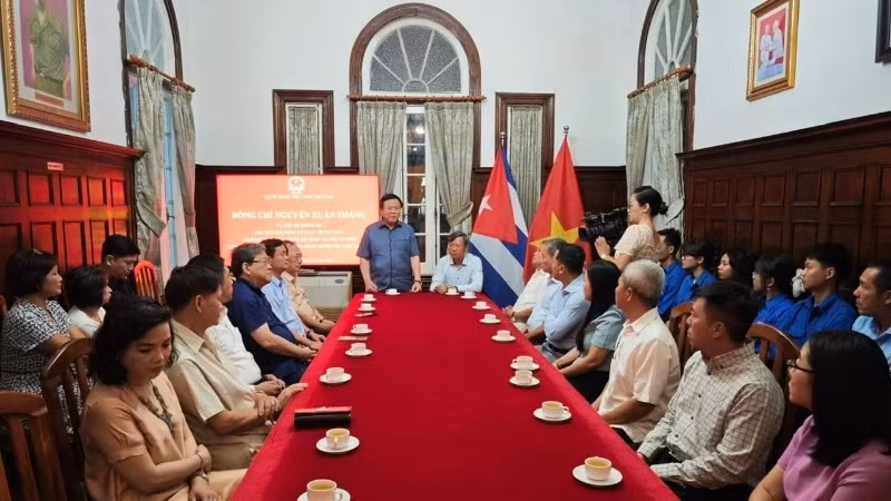 Le camarade Nguyen Xuan Thang (debout, au centre) rencontre le personnel de l’ambassade du Vietnam et la communauté vietnamienne à Cuba. Photo : L’ambassade du Vietnam à Cuba.