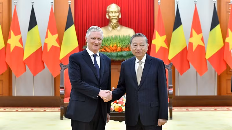Le secrétaire général du Comité central du Parti communiste du Vietnam Tô Lâm (droite) et le roi Philippe de Belgique, le 1er avril à Hanoï. Photo : NDEL.