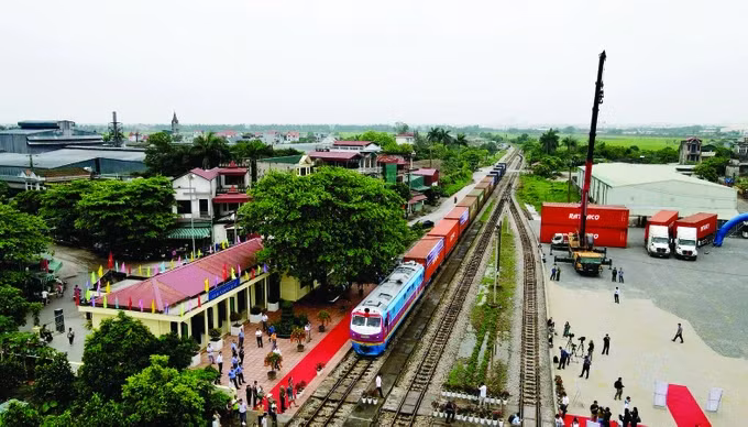 Le train part de la gare de Cao Xa (Hai Duong, au Nord) vers la Chine. Photo : SGGP.