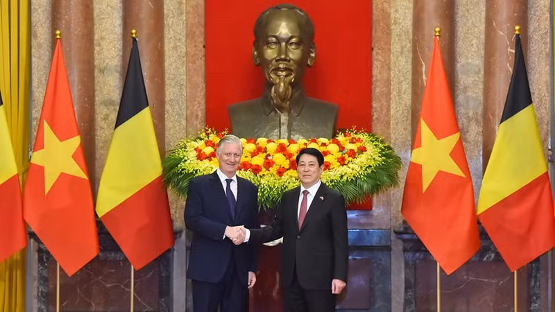 Le président Luong Cuong (à droite) et le roi Philippe de Belgique à Hanoï, le 1er avril. Photo : NDEL.