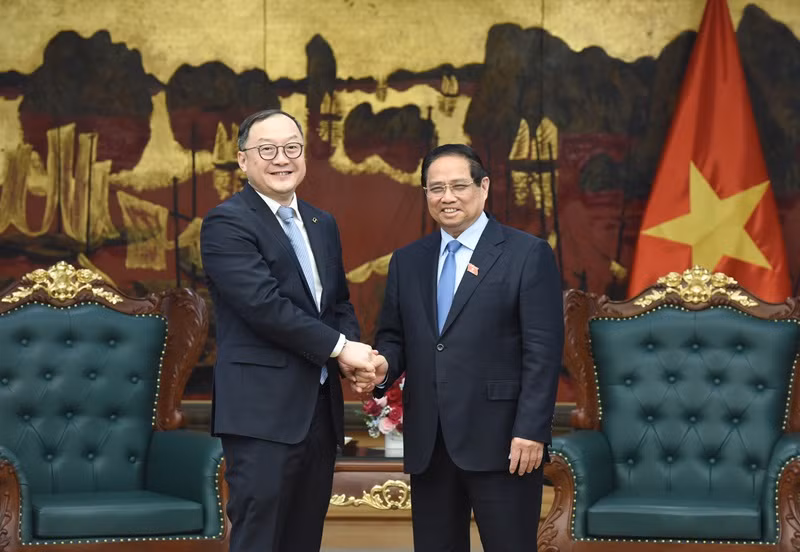 Le Premier ministre Pham Minh Chinh (droite) et le président de PowerChina Asie-Pacifique, Zhou Jiayi. Photo : NDEL.
