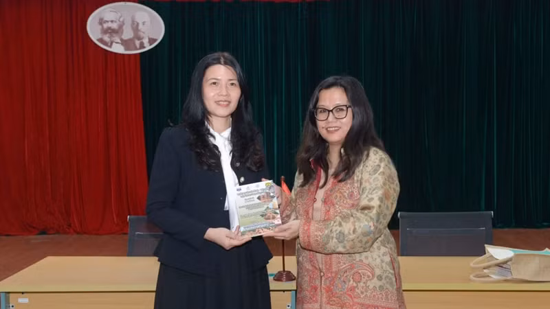 Mme Ajungla Jamir, ambassadrice adjointe de l’Inde au Vietnam, présente des documents de recherche culturelle au Centre d'études indiennes. Photo : Baoquocte.