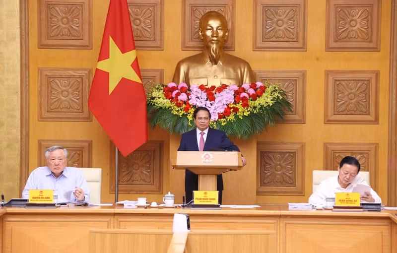 Le Premier ministre Pham Minh Chinh (au milieu) s'exprime lors de la réunion. Photo : VNA.
