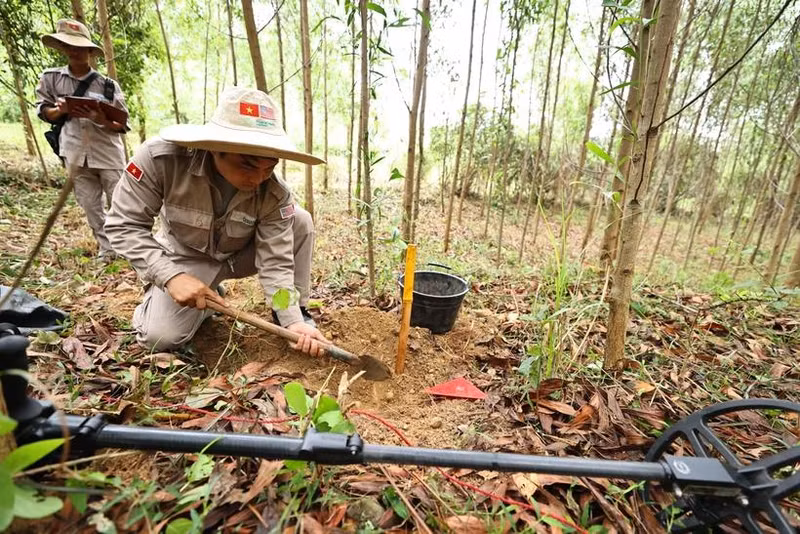 L'équipe de déminage BAC4 dans le district de Dakrông, province de Quang Tri (au Centre du Vietnam). Photo: VNA