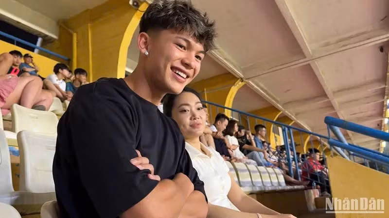 Zan Nguyen et sa professeure de vietnamien au stade Hang Day, à Hanoï. Photo : NDEL.