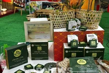 À partir du « côm », l’entreprise a élargi sa gamme à des produits salés, des versions végétariennes et à plusieurs produits dérivés, aux côtés des spécialités traditionnelles. Photo : VNA.