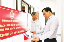 Le secrétaire du Comité du Parti de la commune de Thanh Thuy (province de Phu Tho) prépare les opérations électorales au bureau de vote de la commune.