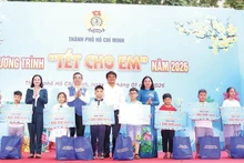 La Fédération du travail de Hô Chi Minh-Ville remet des cadeaux aux enfants des membres du syndicat et des travailleurs à l’approche du Têt traditionnel.