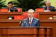 Le secrétaire général du Parti To Lam présente le Rapport sur les documents soumis au XIVe congrès national du Parti communiste du Vietnam. Photo : Nhandan.vn.