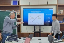 Des étudiants du programme V-STT assistent à une conférence de Tom Aarnink, ingénieur en chef au laboratoire Nano de l’Université de technologie de Twente, aux Pays-Bas. 