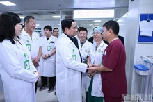 Le PM présente ses vœux du Têt au personnel des hôpitaux Bach Mai et Viet Duc à Hanoï