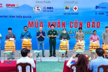 Le programme caritatif remet des cadeaux aux habitants en situation difficile dans la zone spéciale de Con Dao. Photo : CTV.