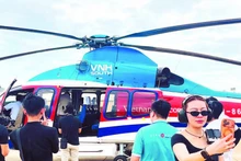 Tours touristiques en hélicoptère attirant un grand intérêt de la part des visiteurs. Photo : Vinagroup.