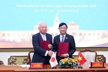Vo Van Minh, président du Conseil populaire de Hô Chi Minh-Ville (à droite), et Yanai Shungaku, président de l’Assemblée préfectorale de Yamaguchi (Japon), signent le mémorandum d’entente sur les échanges et la coopération. Photo : VNA.