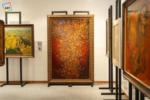 Des peintures laquées de neuf artistes sont exposées à l'exposition « Évolution du patrimoine » à Hanoï. Photo : Znews.