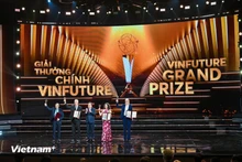 Le Grand Prix VinFuture 2025 est décerné à quatre scientifiques, dont le Dr Douglas R. Lowy, le Dr John T. Schiller, le Dr Aimée R. Kreimer et la professeure Maura L. Gillison (États-Unis), pour leurs découvertes et le développement de vaccins contre le VPH pour la prévention des tumeurs causées par les papillomavirus humains. Photo: VNA.