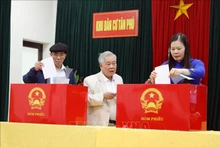 Des électeurs du quartier Viet Tri, province de Phu Tho, participent au scrutin dans la matinée du 15 mars, dans une ambiance enthousiaste, témoignant de leur sens des responsabilités civiques. Photo : VNA.