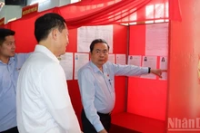 Le président de l'Assemblée nationale, Tran Thanh Manh, effectue une inspection de terrain au bureau de vote n° 4, circonscription électorale n° 17 – quartier de Tan Trieu, province de Dong Nai, le 5 mars. Photo : NDEL.