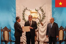 L’ambassadeur du Vietnam au Mexique, accrédité concurremment au Guatemala, Nguyen Van Hai, présente, les lettres de créance du président vietnamien Luong Cuong au président guatémaltèque Bernardo Arévalo. Photo : VNA.