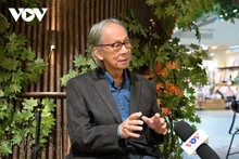 Kavi Chongkittavorn, éminent chercheur international en Thaïlande, lors d’une interview accordée à la Radio La Voix du Vietnam (VOV). 
