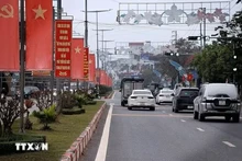 La rue Chi Lang, dans le quartier de Hoa Binh, se pare de drapeaux, de fleurs et d’affiches pour célébrer le XIVe Congrès du Parti. Photo : VNA.