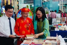 Le chercheur Nguyen Dinh Tu au stand de la Maison d'édition générale de Hô Chi Minh-Ville. Photo : NDEL.