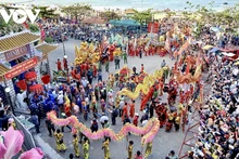 De nombreuses activités folkloriques à la fête du temple Dinh Co - Long Hai. Photo : VOV.