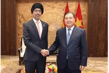 Pham Gia Tuc, membre du Bureau politique, secrétaire et chef du Bureau du Comité central du Parti communiste du Vietnam, reçoit l’ambassadeur de Singapour, Rajpal Singh. Photo : VNA.