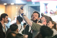 Des touristes étrangers immortalisent les premiers instants de 2026. Photo : VNA.