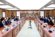 La séance de travail entre le ministre des Finances Nguyen Van Thang et l’ambassadeur de Chine au Vietnam, He Wei. Photo : VNA.
