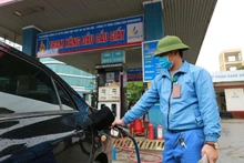 À 15 heures le 7 mars, les prix des carburants au Vietnam ont été fortement ajustés à la hausse. Photo : NDEL.