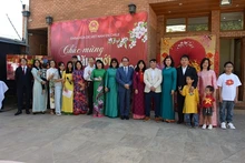 Le personnel de l’ambassade du Vietnam et la communauté vietnamienne au Chili. Photo : Baoquocte.