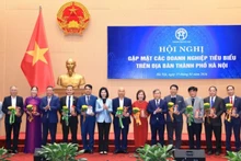 Les dirigeants de Hanoï offrent des fleurs aux entreprises emblématiques de la capitale.