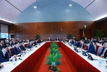 Les délégués tiennent des discussions en groupes. Photo : VNA.