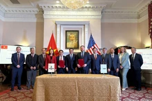 Des représentants de la Compagnie par actions de raffinage et de pétrochimie Binh Son (BSR) et d'ADM Asia-Pacific Trading Pte. Ltd., ainsi que d'autres délégués, lors de la cérémonie de signature du protocole d'accord. Photo : VNA.