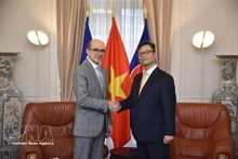 L’ambassadeur du Vietnam en France, Trinh Duc Hai (droite), présente les copies figurées de ses lettres de créance à Mathieu Carmona, directeur adjoint à la Direction du protocole d’État et des événements diplomatiques. Photo: VNA.