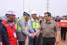 Le Premier ministre Pham Minh Chinh encourage et assigne des missions aux unités chargées de la construction du projet de l’aéroport international de Gia Binh. 