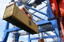 Manutention de conteneurs au port Dinh Vu, Hai Phong. Photo: NDEL.