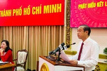 Huynh Thanh Nhan, vice-président du Conseil populaire de Ho Chi Minh-Ville et vice-président du Comité électoral municipal s’exprime lors de la conférence. Photo : Nhân Dân.