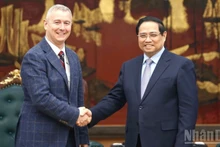 Le Premier ministre Pham Minh Chinh (droite) et l’ambassadeur de Belgique au Vietnam, Karl Van Den Bossche. Photo : NDEL.