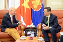 L’ambassadeur du Vietnam en France, Trinh Duc Hai, et Frédéric Cheneau, vice-président chargé du développement commercial international du groupe d’ingénierie nucléaire Assystem. Photo : Nhân Dân.