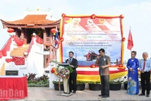 Cao Tat Minh (troisième à partir de la droite) lors de la cérémonie commémorant le 135e anniversaire de la naissance du Président Hô Chi Minh dans la province de Khon Kaen. Photo : Xuan Son.