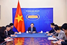 Le membre du Bureau politique, ministre des Affaires étrangères, Le Hoai Trung, s'entretient par téléphone avec le ministre philippin des Affaires étrangères, le 15 décembre 2025. Photo : Baoquocte.