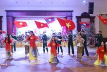 Un spectacle artistique présenté lors de la cérémonie visant à commémorer la Journée internationale des femmes (8 mars) et à marquer le lancement officiel du Club du patrimoine de l’Ao dai vietnamien au Laos. Photo : VNA.