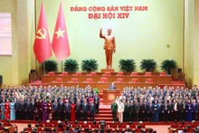 Les membres du XIVe Comité central du Parti font leurs débuts. Photo : VNA.