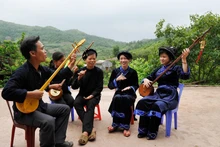 L’artisan Luc Van Tich guide le club de chant Then de la commune de Son Hai, province de Bac Ninh, lors d’une séance d’entraînement. Photo : VNA.