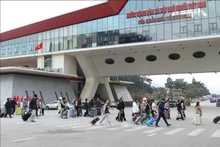 Des flux continus de touristes nationaux et internationaux au poste-frontière international de Huu Nghi ont été enregistrés en début d’année. Photo : VNA.