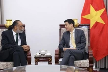 Le vice-ministre vietnamien des Affaires étrangères Dang Hoang Giang (droite) et Amandeep Singh Gill, Secrétaire général adjoint des Nations Unies et Envoyé spécial du Secrétaire général de l’ONU pour la technologie. Photo : VNA.